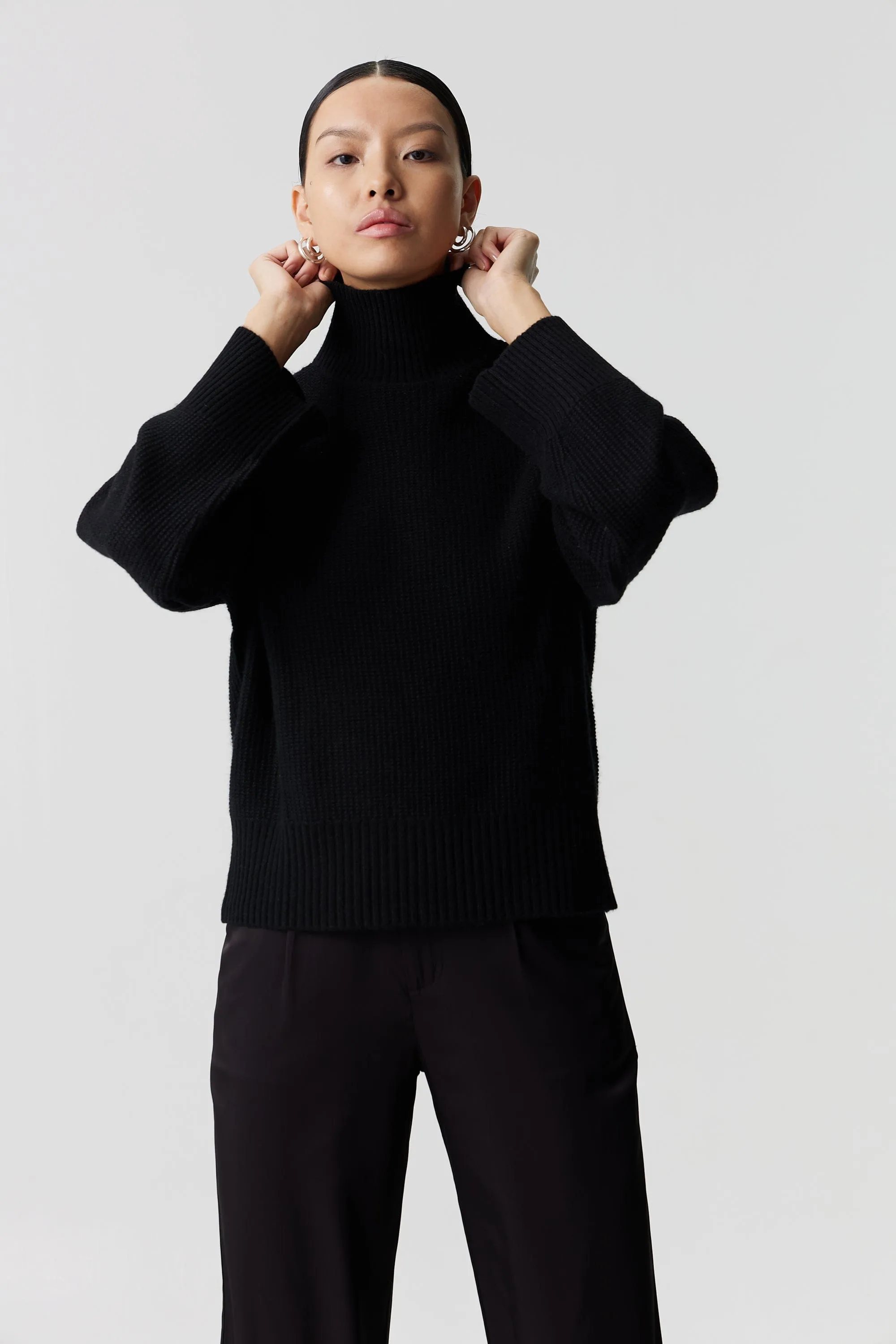 BOUCLE TURTLENECK KNIT | BLACK